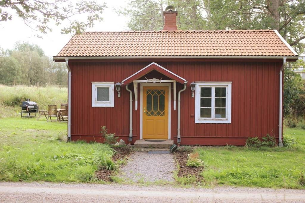 Sjoenaera Stuga Med Bat Och Bastu Ramkvilla エクステリア 写真