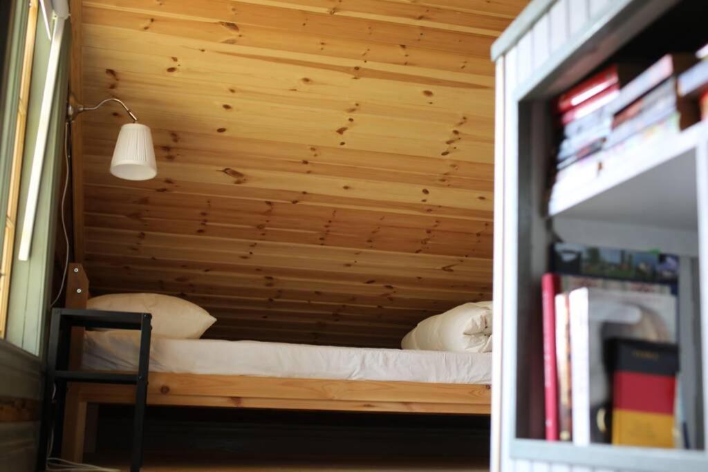 Sjoenaera Stuga Med Bat Och Bastu Ramkvilla エクステリア 写真