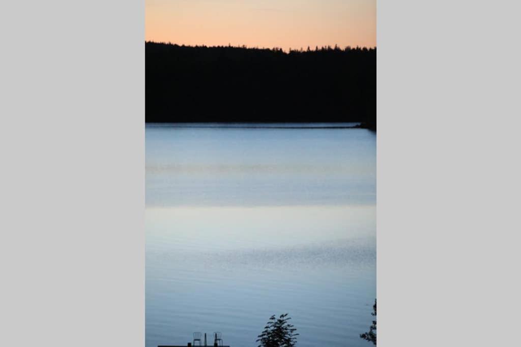 Sjoenaera Stuga Med Bat Och Bastu Ramkvilla エクステリア 写真