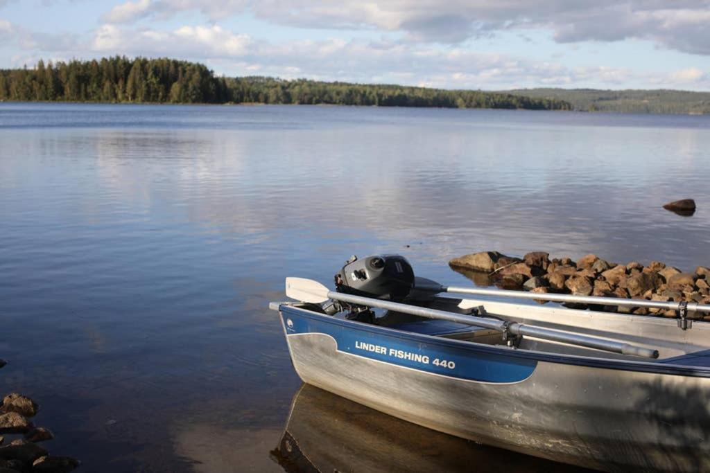 Sjoenaera Stuga Med Bat Och Bastu Ramkvilla エクステリア 写真