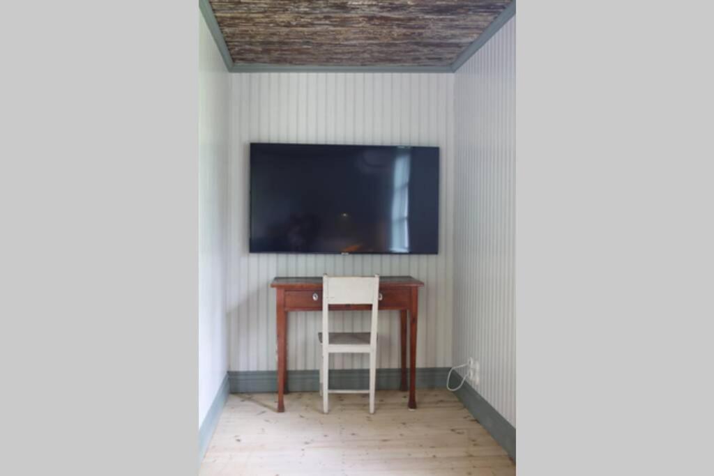 Sjoenaera Stuga Med Bat Och Bastu Ramkvilla エクステリア 写真