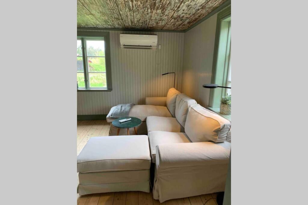 Sjoenaera Stuga Med Bat Och Bastu Ramkvilla エクステリア 写真