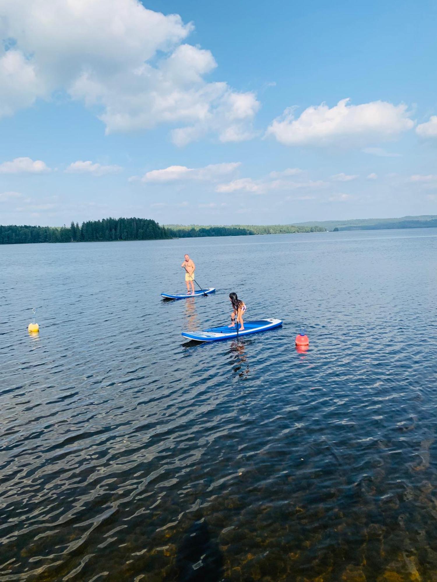 Sjoenaera Stuga Med Bat Och Bastu Ramkvilla エクステリア 写真